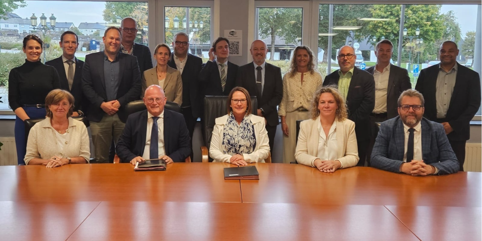 (de g. à dr.) Sophie Dutordoir, CEO SNCB ; Jean-Luc Crucke, ministre fédéral de la Mobilité, du Climat, de la Transition environnementale, en charge du Développement durable du royaume de Belgique ; Yuriko Backes, ministre de la Mobilité et des Travaux publics ; Laurence Crucifix, bourgmestre de Libramont ; Benoit Gilson, CEO Infrabel