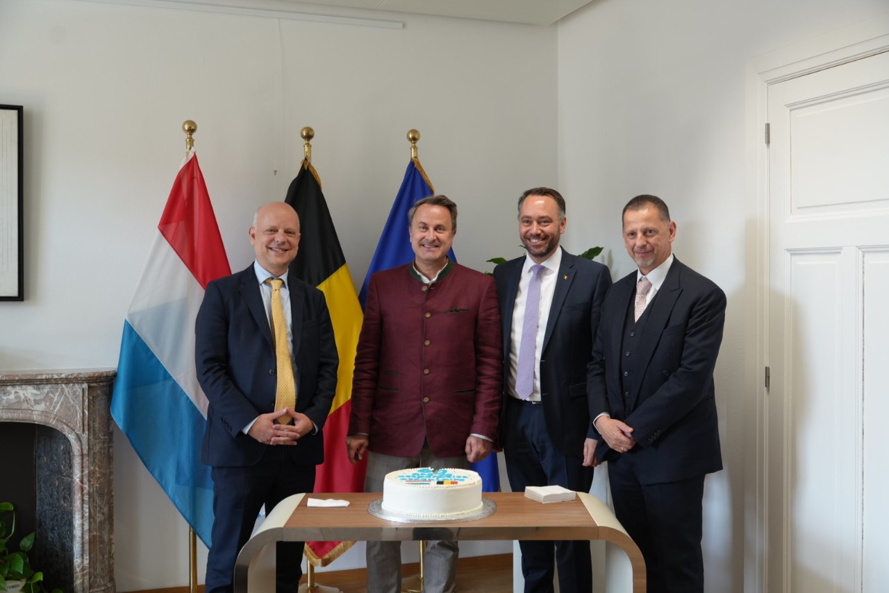 (de g. à dr.) Directeur des Affaires consulaires et des Relations culturelles internationales du Luxembourg, André Biever; Vice-Premier ministre, ministre des Affaires étrangères et du Commerce extérieur, Xavier Bettel; Vice-premier ministre et ministre des Affaires étrangères, des Affaires européennes et de la Coopération au développement de la Belgique, Maxime Prévot